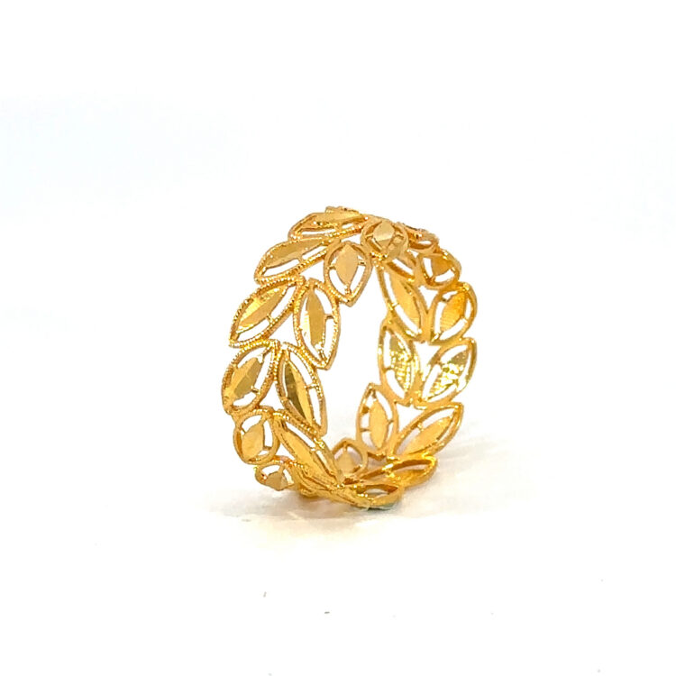 22K Gold rig for ladies , with floral design and 916 hallmark